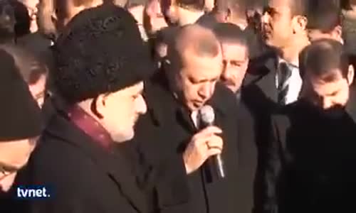 شاهد | الرئيس أردوغان يقرأ آيات من سورة البقرة في جنازة الصحفي "حسن قره كايا" بعد دفنه