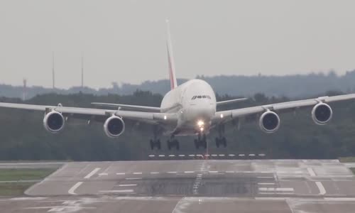 فيديو‬ يظهر لحظة هبوط اضطراري لـ"إيرباص 380" أكبر طائرة للركاب في العالم بسبب سوء الأحوال 