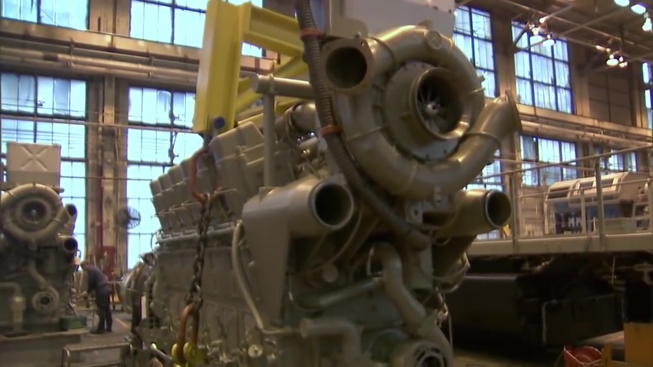 مصانع عملاقة محركات وعجلات القطارات  
