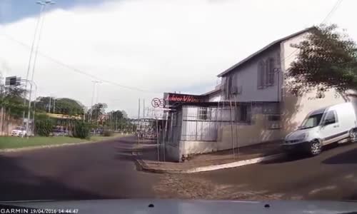 Car theft police chase in Brazil 