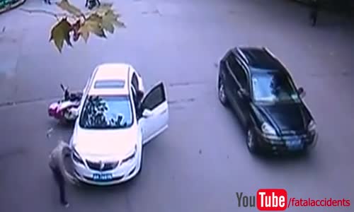 People Lift Car to Free Trapped Accident Victim 