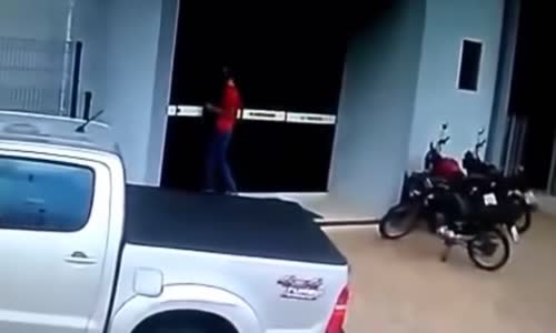 Attempted robbery in Brazil goes wrong 