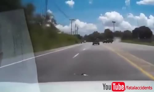 Brutal pick-up truck accident 