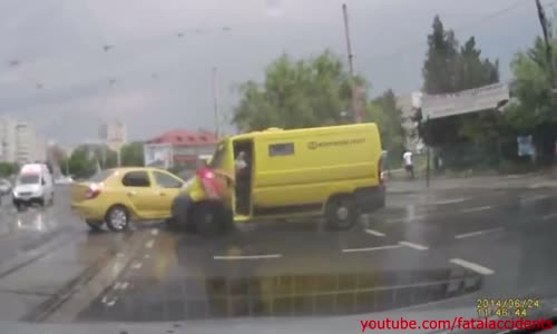 Insanely stupid driver causing big accident at intersection 