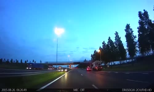 Too abrupt lane change causes car crash 