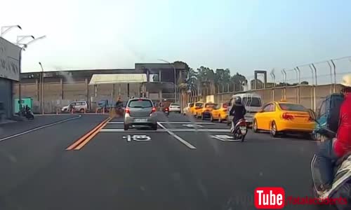 Elegant scooter crash 