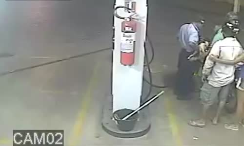 Gas Station employee prevents robbery by spraying fuel over thugs 