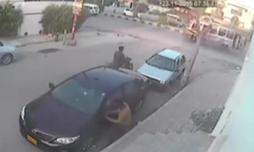 Car mirror thief gets instant justice 