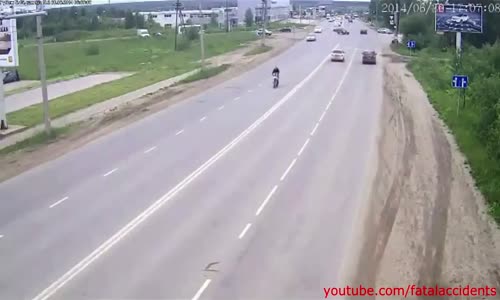 Motorcycle rider likes to show off in traffic until ... 