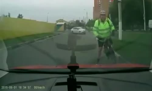 Cyclist tries pathetic insurance scam 