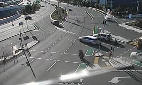 Motorcyclist tries to beat traffic 