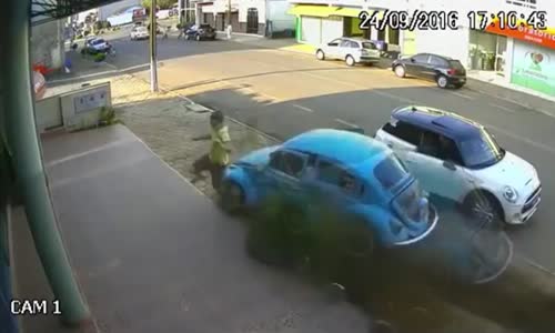 Man goes full ninja and escapes getting hit by car 