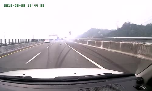 Highway racers wreck in Taiwan 