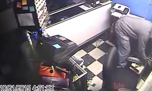 Shop owner fights off robber with hammer 