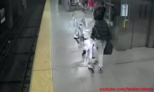 Bystanders Rescue Woman Fallen on Subway Tracks 