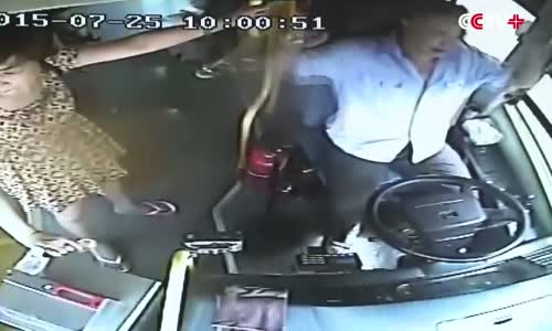 Driver Pulls over Bus Safely before Spitting Blood_Losing Consciousness 