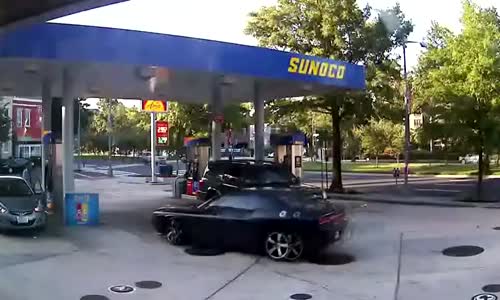 Woman Clueless As Her Purse Is Snatched While Pumping Gas 