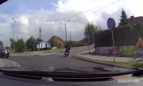 Motorcyclist forgets to turn his blinker off 