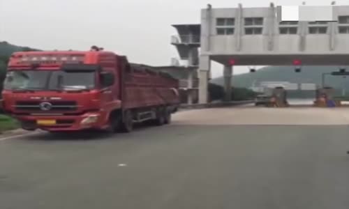 Truck without front wheels busted by Police 
