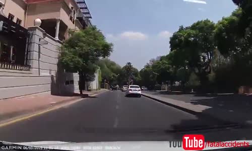 Police Chase After Armed Car Jacking in South Africa 