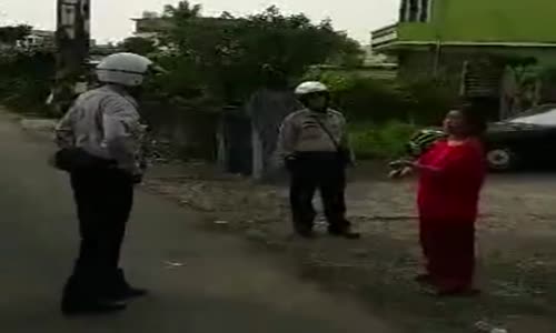 Tapei Police Officer Disarms Lady with a Knife 