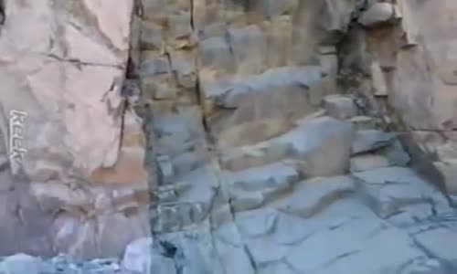 ‫سقوط عنيف لـ ( شاب سعودي ) اثناء تسلقه احد الجبال الصخريه‬‎ 