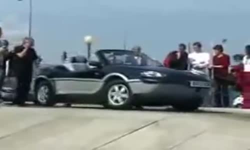 ‫( سيارة برمائيه ) صغيره تنفع لموظفين الدوله غداً‬‎ 