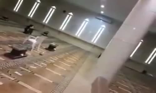 ‫رجل سعودي يضع امام مصلين الصف الاول بالمسجد ٥٠٠ ريال كهدية لهم‬‎ 