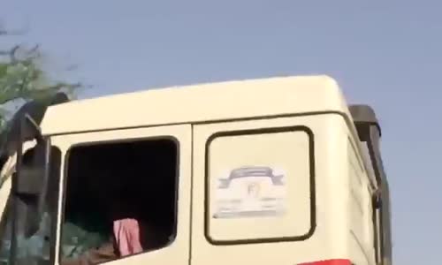 ‫قائد شاحنة في الرياض ، قطع الإشارات وقفز الأرصفة‬‎ 