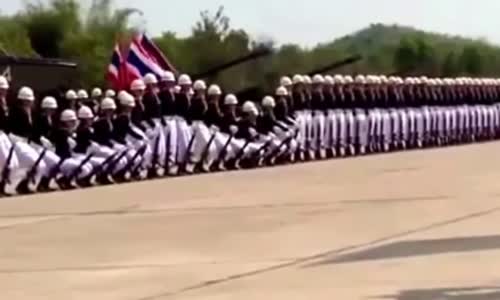 ‫عرض عسكري غريب للجيش التايلندي‬‎ 