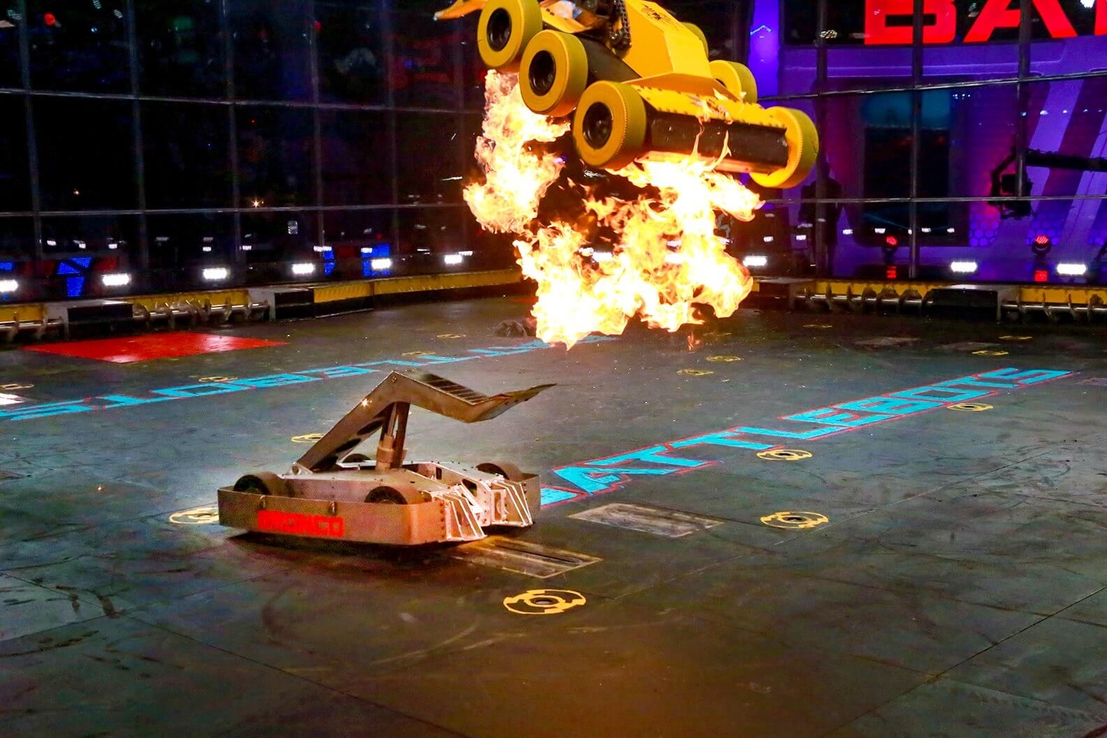 هذا الفيديو اذا شغلته لن تستطيع ايقافه سوف تكمله للاخر حرب الروبوتات ابداع BattleBots...