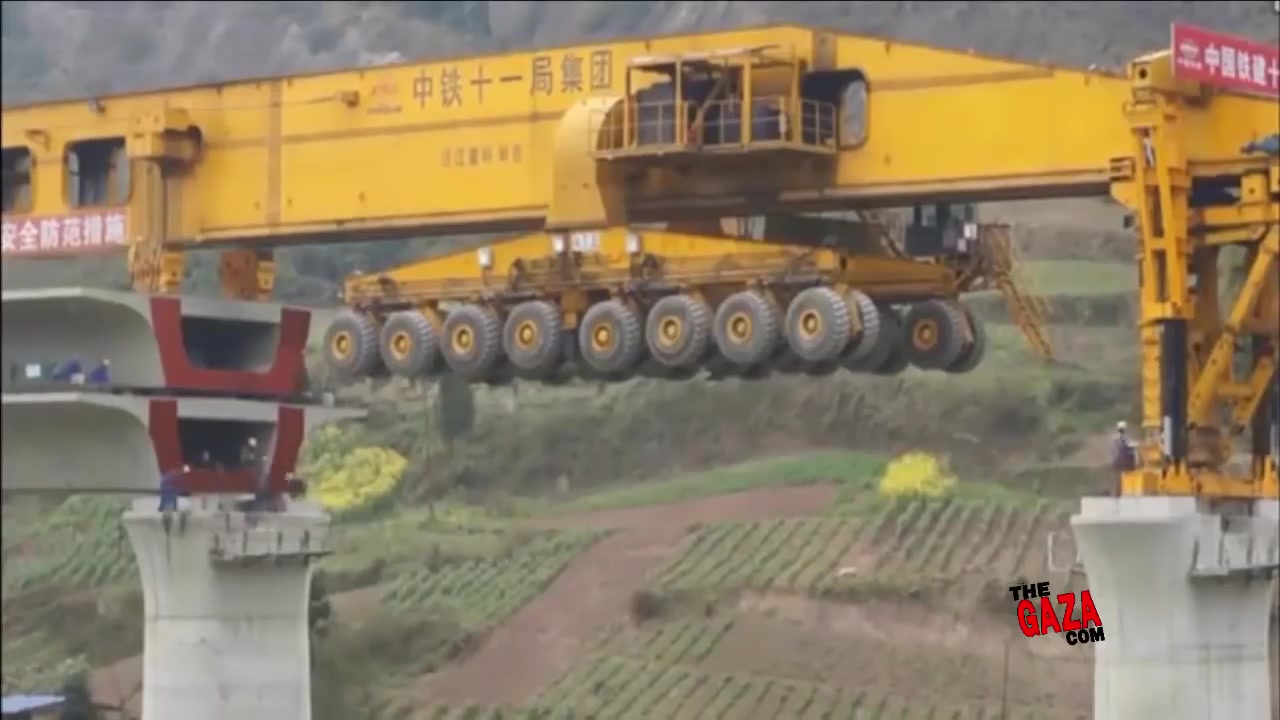 عن كثب الة بناء وحمل الجسور العملاقة  Bridge Girder Erection 