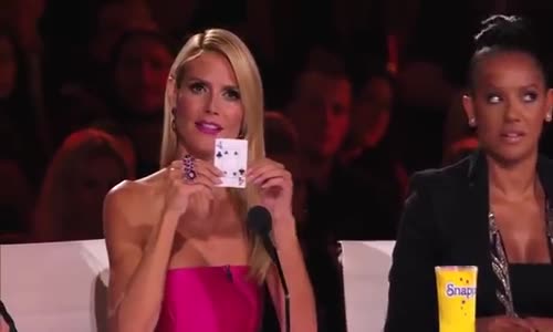 ساحر يسرق هاتف عضو بـ لجنة تحكيم Americans Got Talent ويعيده بطريقة غريبة