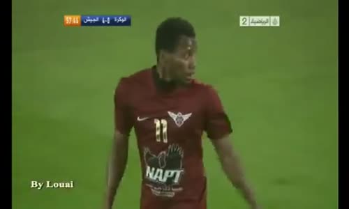 الروح الرياضية العالية لاعب يرفض تسجيل هدفا في مرمى خالي لسقوط حارس الخصم