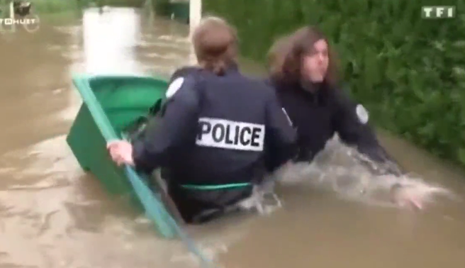 Police française Essayez de ne pas rire