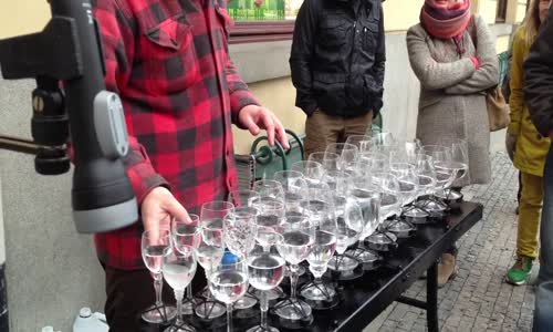 Street artist playing Hallelujah with crystal glasses