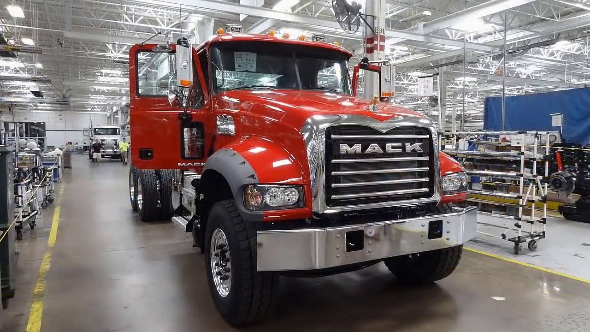 مصانع عملاقة - شاحنة ماك HD