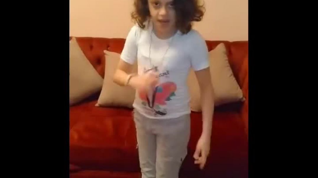 طفلة عربية تعمل تيك توك على( اغنية يا حديد)